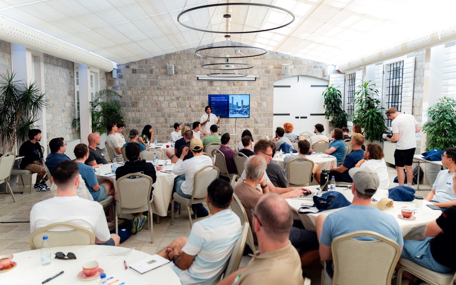 Work session during a retreat produced by Mesh